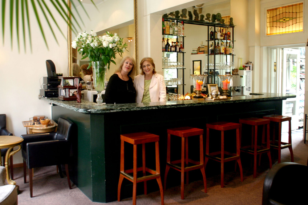 Alie en Ida stichting filosoof achter de bar